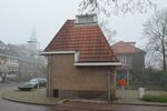 Het huisje in zijn omgeving, in de mist.
              <br/>
              Richard Keijzer, 2014-12-09